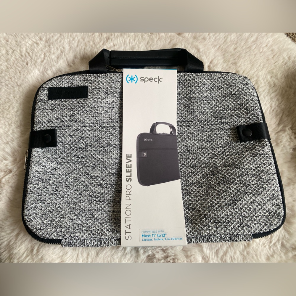 Speck Station Pro Sleeve in Black and White